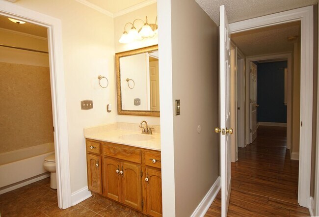 Building Photo - Great 3 Bedroom 2 bath home in Central Nic...