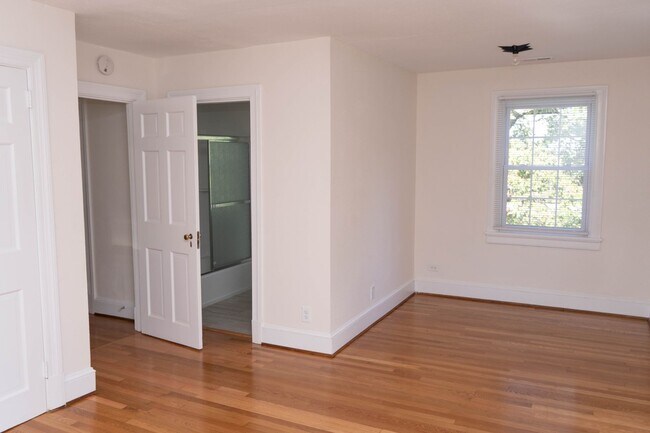 Building Photo - 3 Bedroom Home Located Near UVA