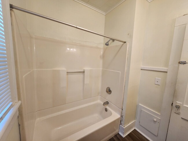 Building Photo - LARGE 2 Bed Lower Downtown Appleton