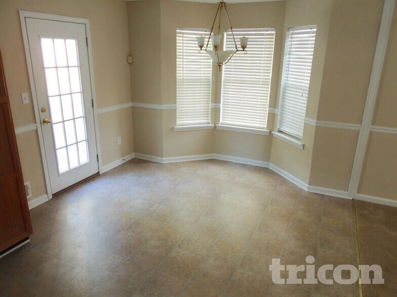 Building Photo - 76 White Pines Ln