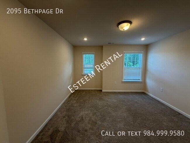 Building Photo - 2095 Bethpage Dr