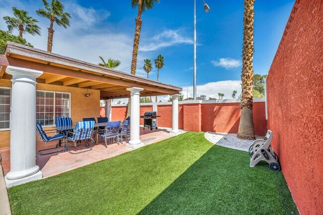 Building Photo - 3 Bed FULLY FURNISHED Pool Home