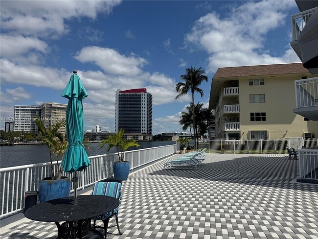 Building Photo - 1913 S Ocean Dr