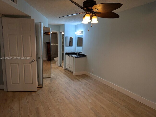 Building Photo - 9999 Summerbreeze Dr