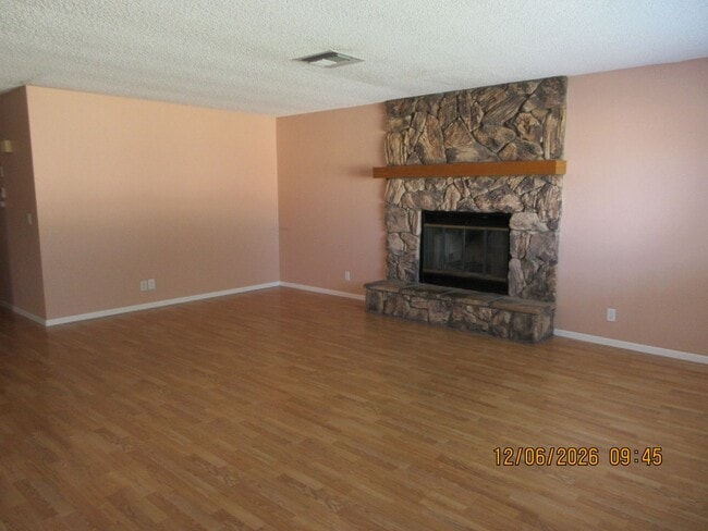 Building Photo - Beautiful and Spacious 4bd 2ba
