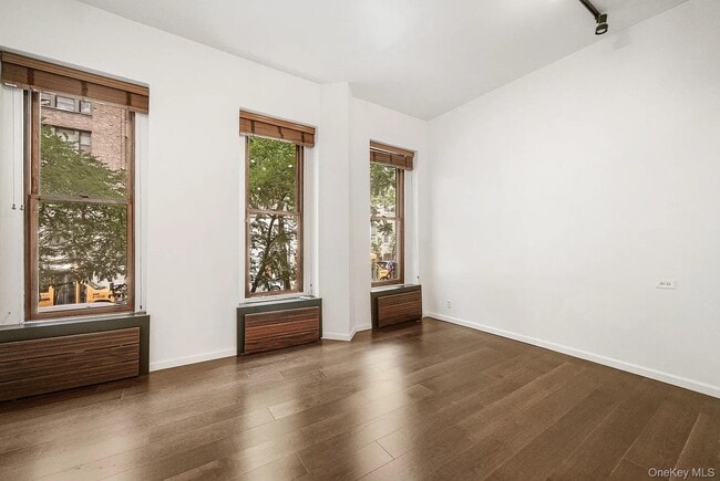 Building Photo - 322 E 50th St
