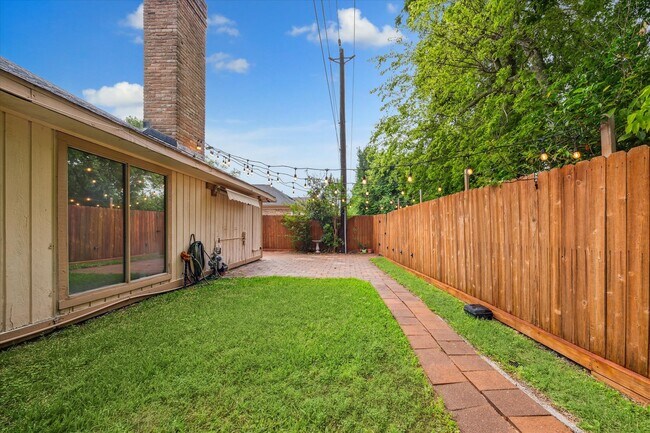 Building Photo - 910 Coachlight Dr
