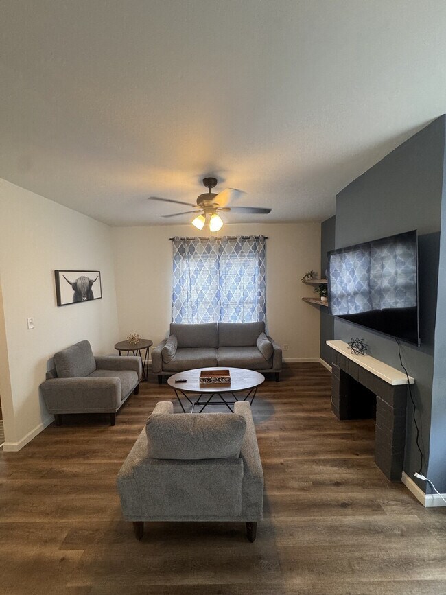 Building Photo - 6559 Hoffman Ave