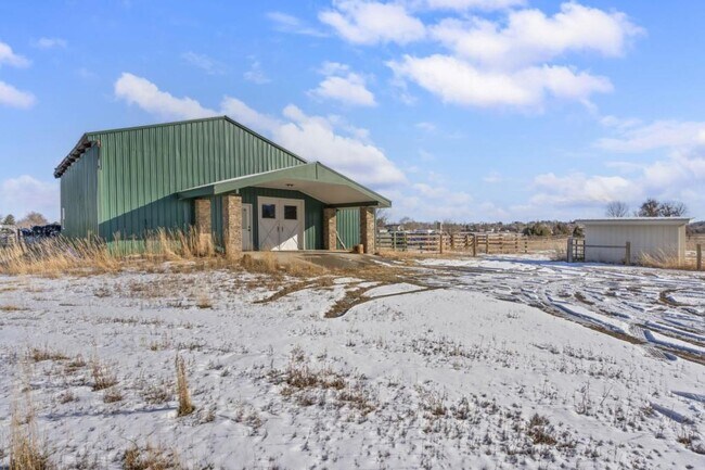 Building Photo - 306 Lona Dr