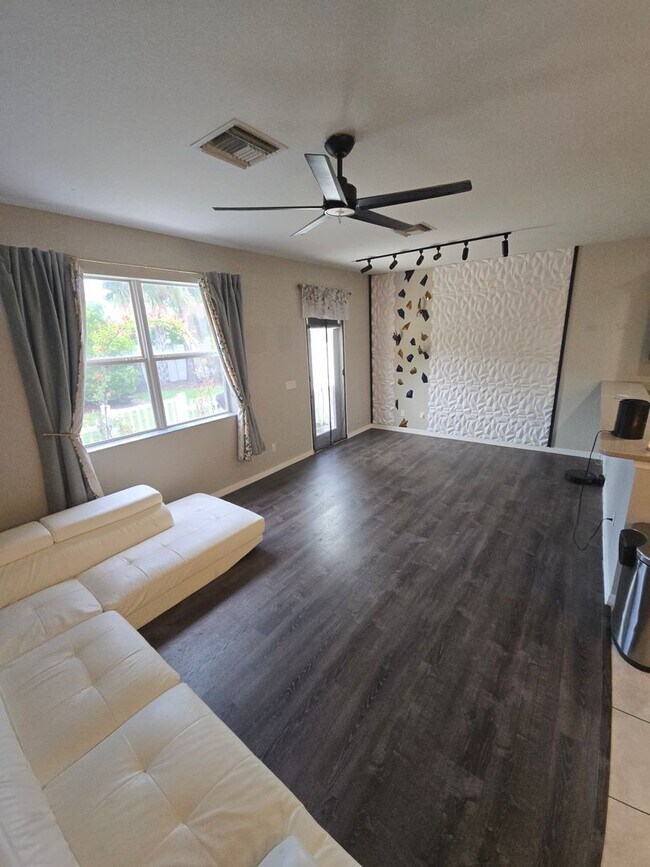 Building Photo - Modern 3 Bedroom 2.5 Bath in Gibsonton