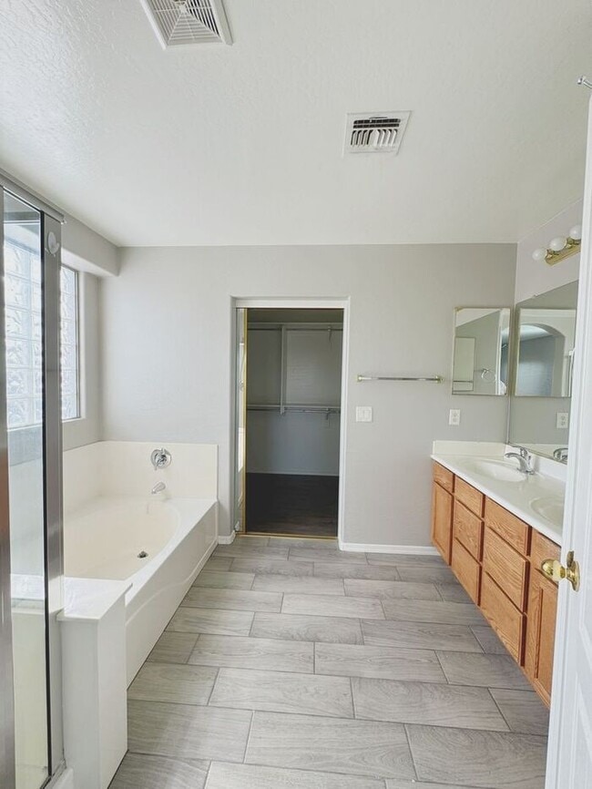 Building Photo - 4BR / 2.5BA Home with Expansive Lot – 2-Car Garage, Community Pools & Golf