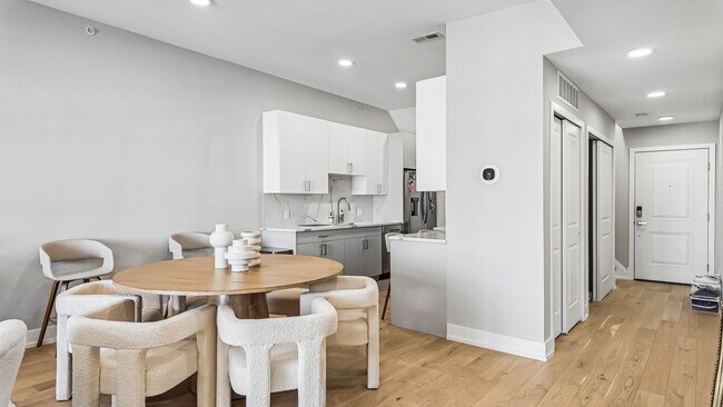 Building Photo - Luxury Fishtown Apartment With Parking!