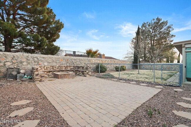 Building Photo - 832 Tepic Dr