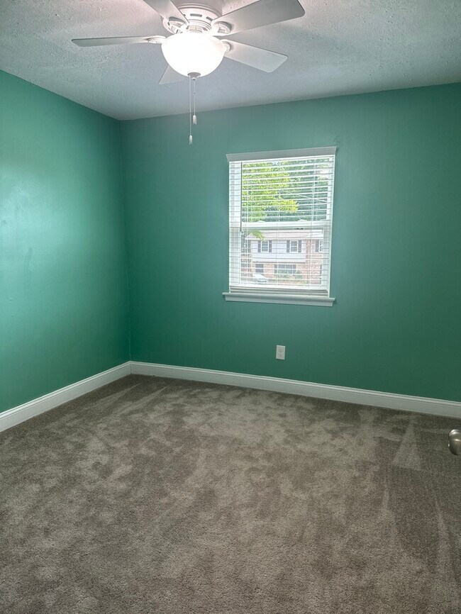 Building Photo - Beautifully Remodeled 4Bed/2.5Bath Townhome