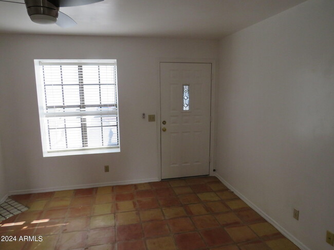 Building Photo - 921 W University Dr