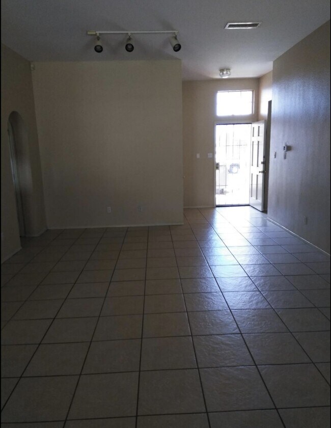 Building Photo - Nice cozy home