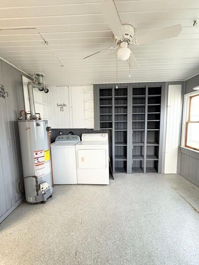 Building Photo - 3 Bedroom House With Large Yard!