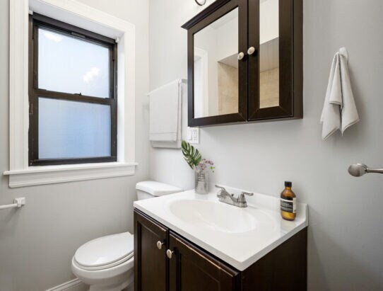 Building Photo - 837 W Wolfram St