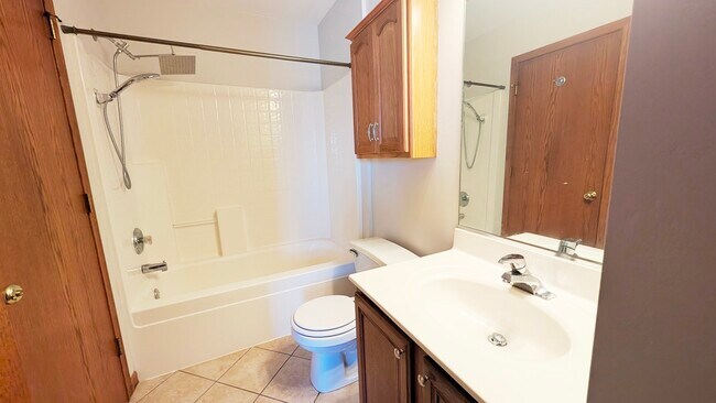 Building Photo - 1713 Fieldstone Dr N