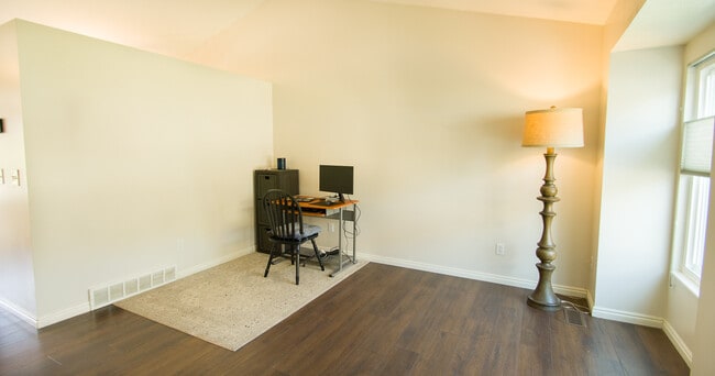 Building Photo - 1487 N Quincy Ave