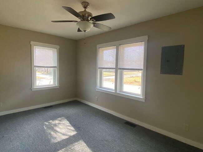 Building Photo - Adorable 2 Bedroom Early August