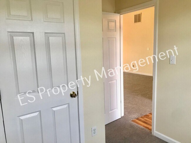 Building Photo - Great 3 Bedroom 2 Bathroom Ranch Style Hom...