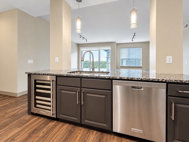 Building Photo - 10401 Town & Country Way