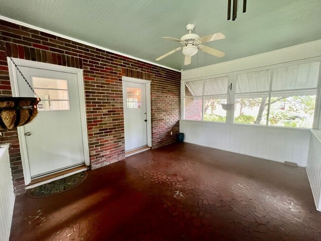 Building Photo - Charming 5 Bedroom Home Close to Everything!