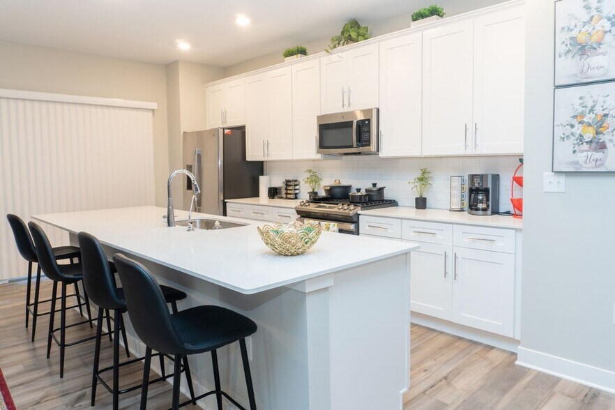 Building Photo - 7028 Sunstone Pl