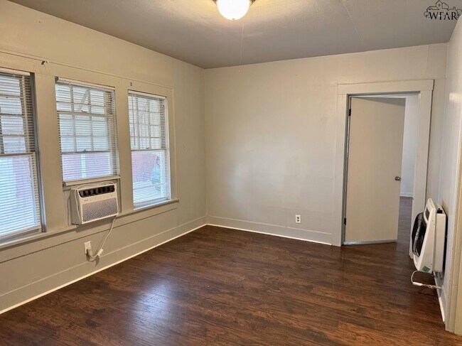 Building Photo - 1661 1/2 Collins Ave