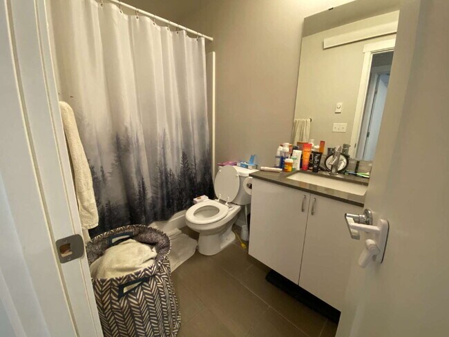 Building Photo - Modern 3-bedroom with Fully Fenced Yard