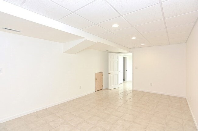 Building Photo - 123 Lordvale Blvd