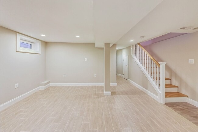 Building Photo - Beautiful TH - 4 bedroom + 3.5 BA - 7 mo -...
