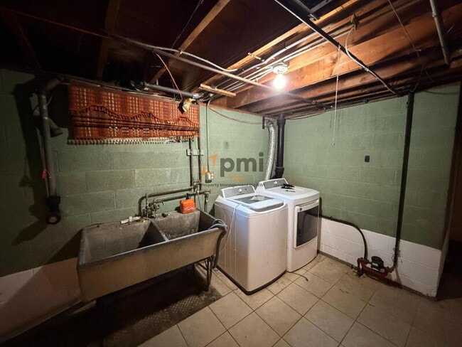Building Photo - 330 E 69th Pl