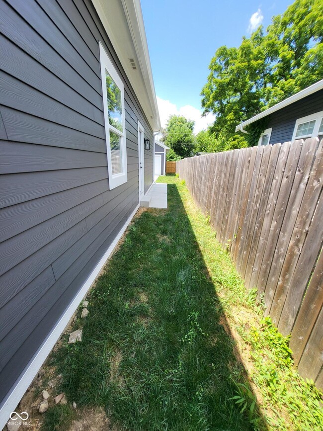 Building Photo - 822 N Gray St