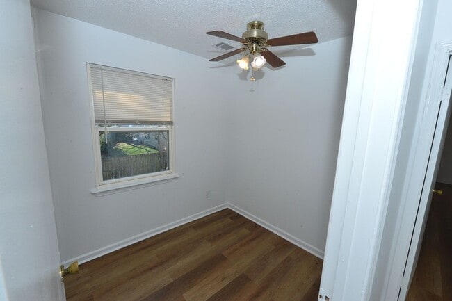 Building Photo - 6 Bedrooms-Little Neck Area