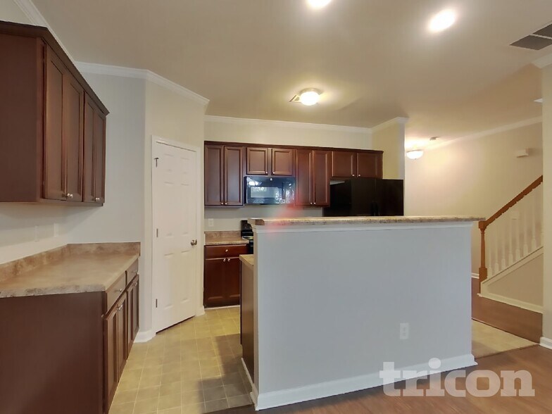 Building Photo - 3364 Estes Dr