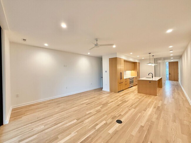 Building Photo - **OFFERING REFUNDABLE APPLICATION FEES & $300 MOVE IN PROMOTION** Beautiful 3BD, 3.5BA Downtown R...