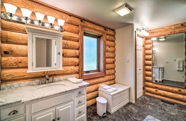 Building Photo - SEASONAL 4bd 2ba log home