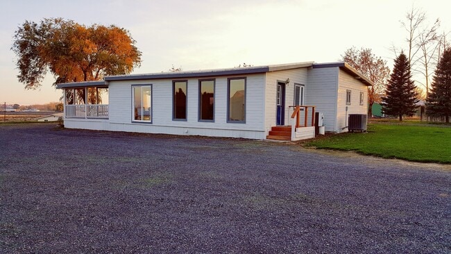 Building Photo - LIght Filled Rambler-Flexible lease term-