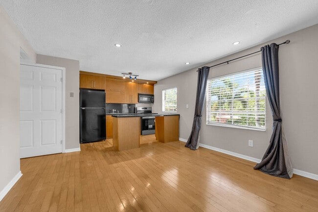 Building Photo - Renovated Condo in Downtown's coveted Dela...