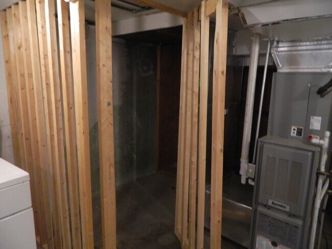 Apartment Storage Locker - 1235 Lydia St