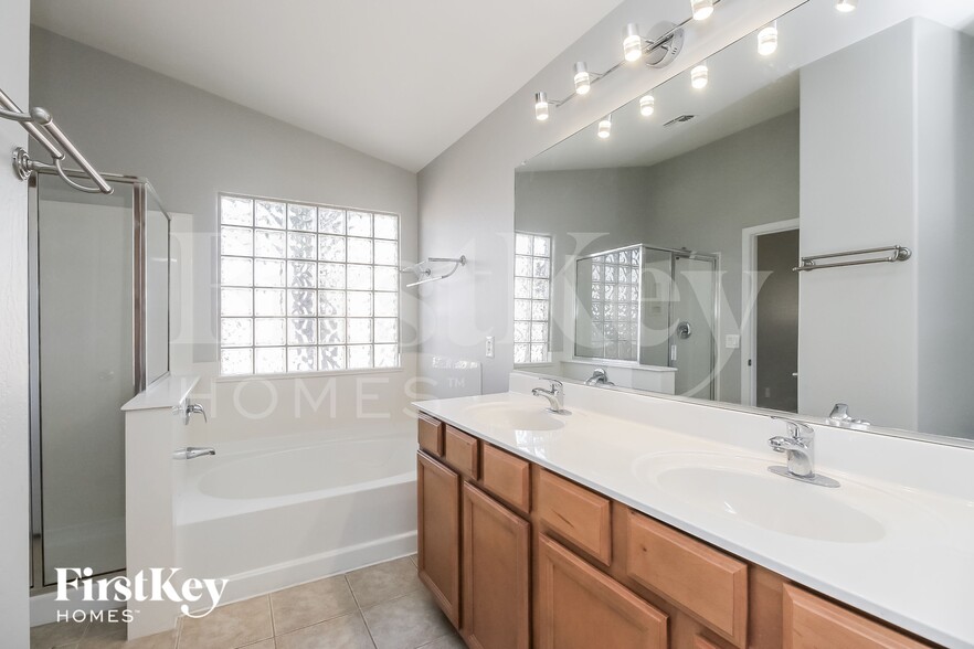 Building Photo - 480 W Dexter Way