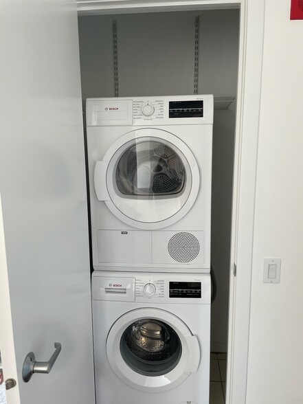 In unit washer & dryer - 1000 W Leland Ave