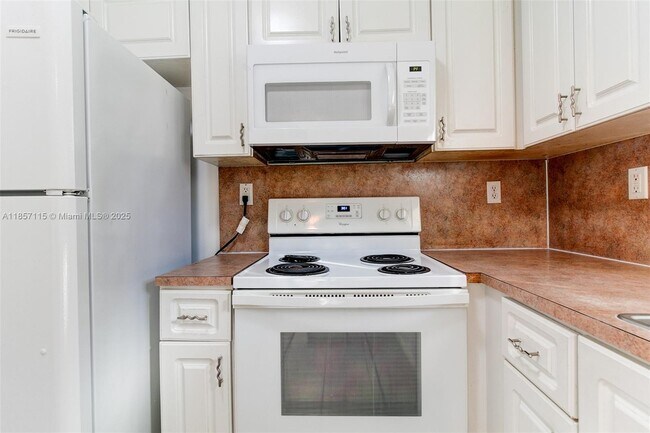 Building Photo - 970 NE 34th Ave