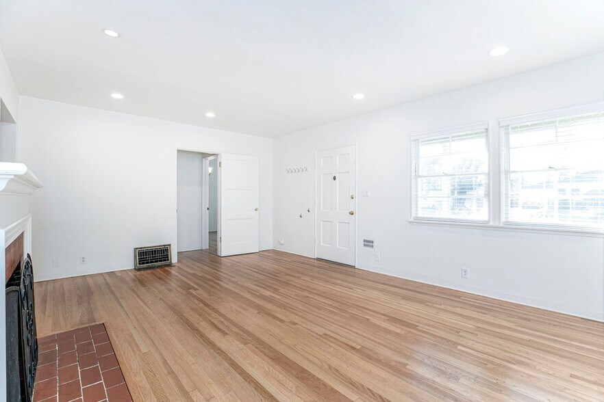 Building Photo - 2206 N Orchard Dr