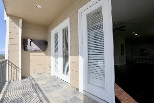 Building Photo - 1227 W 19th St