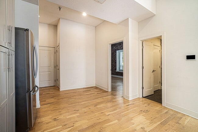Building Photo - Modern 1 Bedroom, 1 Bath Apartment Home  Located In Historic Westport