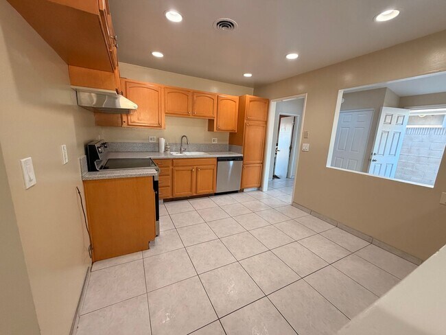 Building Photo - Beautiful 4 Bedroom Huntington Beach House For Rent!
