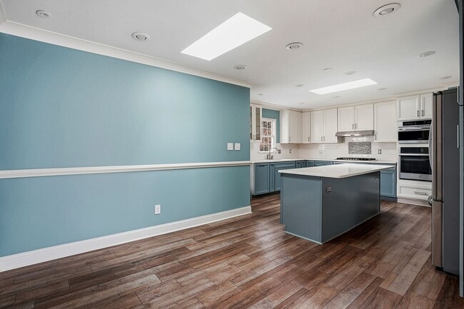 Building Photo - LIVE IN THE HEART OF RALEIGH-BEAUTIFUL AND FUNCTIONAL HOME AWAITS YOU!